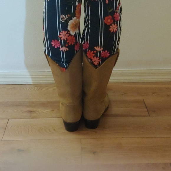 Boots - Picture 3 of 8